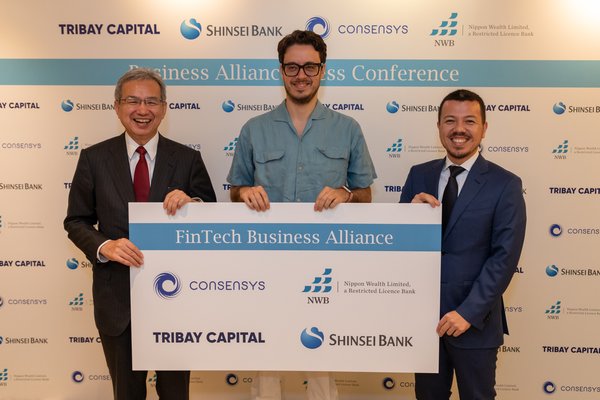 （左起）Nippon Wealth Limited 執行董事兼行政總裁中島努先生、Mr. John Lilic, ConsenSys Managing Director for Global Business Technology Development, Strategy and Operations 及 Tribay Capital Private Equity Asia LP 董事總經理三浦清先生一同拍照留念。